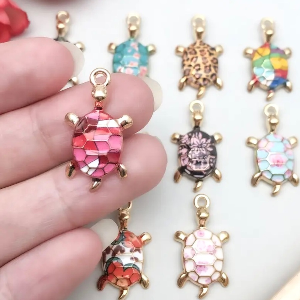 🔴 5 for $10 ONE Floral Ocean Turtle Enamel Pendant with Gold Accents - Picture 5 of 6